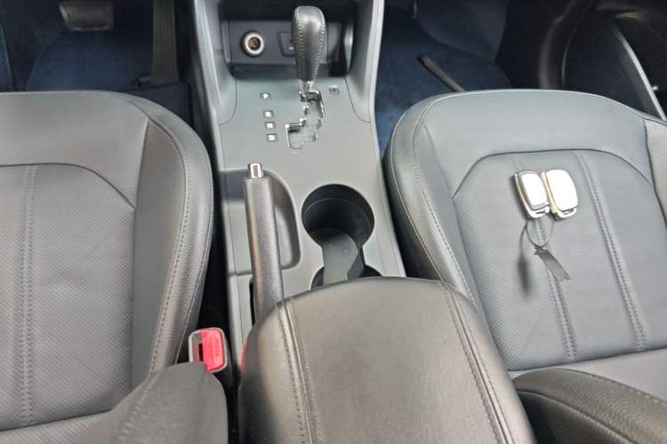 Used Hyundai ix35 2015 2.0L Automatic 2WD Smart Type China IV Gear Lever