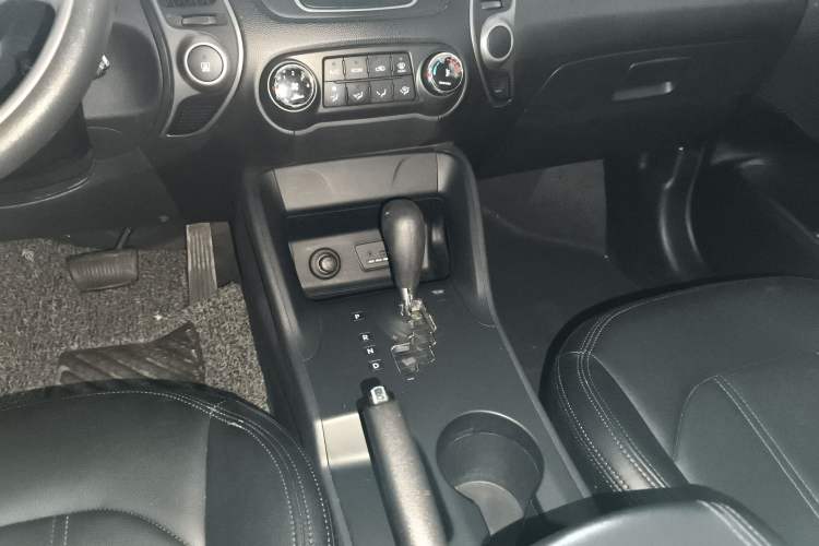 Used Hyundai ix35 2015 2.0L Automatic 2WD Comfort Edition China IV Standard Gear Lever