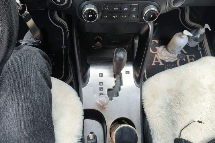 Used Hyundai ix35 2015 2.0L Automatic 2WD Comfort Edition China IV Standard Gear Lever