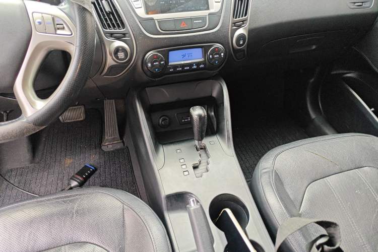 Used Hyundai ix35 2015 2.0L Automatic 2WD Smart Type China IV Gear Lever