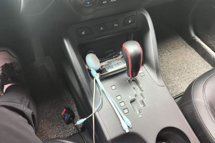 Used Hyundai ix35 2015 2.0L Automatic Two-Wheel Drive Leading Trim China IV Standard Gear Lever