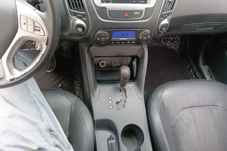 Used Hyundai ix35 2015 2.0L Automatic 2WD Smart Type China IV Gear Lever