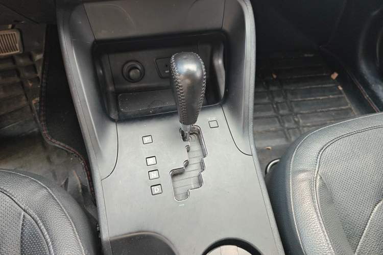 Used Hyundai ix35 2015 2.0L Automatic 2WD Smart Type China IV Gear Lever