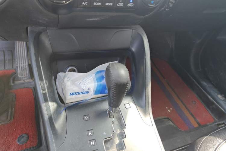 Used Hyundai ix35 2015 2.0L Automatic 2WD Smart Type China IV Gear Lever