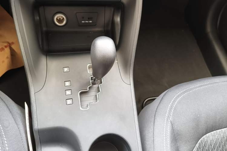 Used Hyundai ix35 2015 2.0L Automatic 2WD Comfort Edition China IV Standard Gear Lever