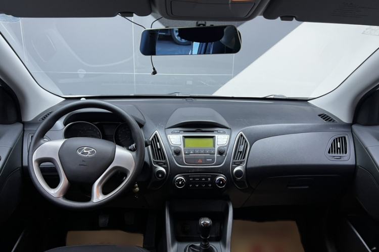 Used Hyundai ix35 2015 2.0L Manual Two-Wheel Drive Comfort Version China V Standard Interior 1