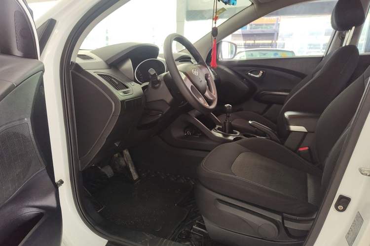 Used Hyundai ix35 2015 2.0L Manual Two-Wheel Drive Comfort Version China IV Standard Interior 1
