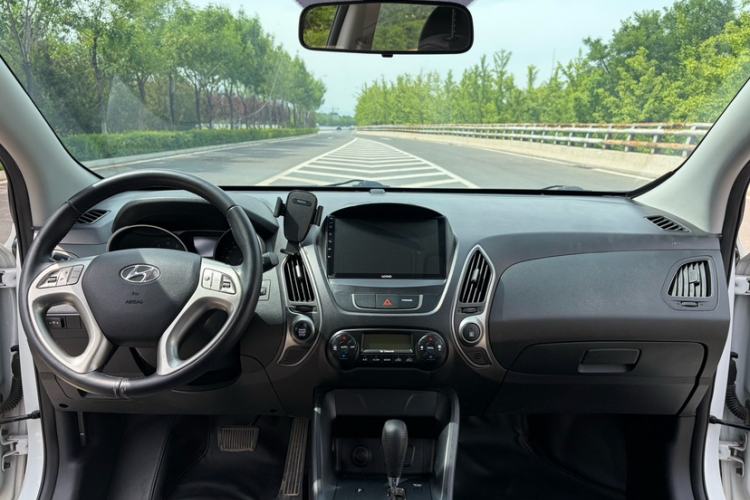Used Hyundai ix35 2015 2.0L Automatic 2WD Smart Type China IV Interior 1