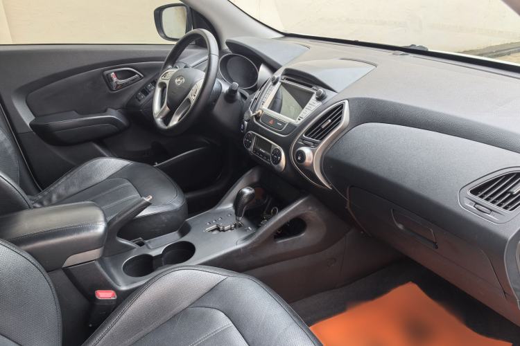 Used Hyundai ix35 2015 2.0L Automatic 2WD Smart Type China IV Interior 1