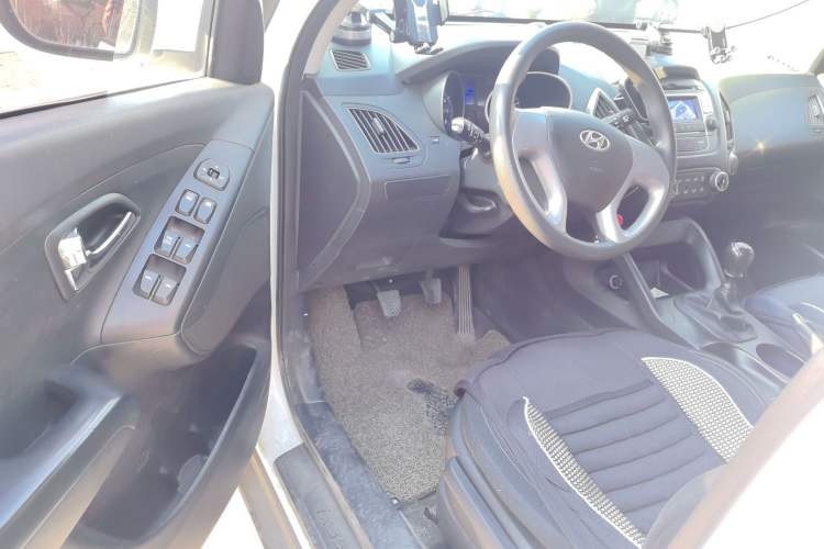 Used Hyundai ix35 2015 2.0L Manual Two-Wheel Drive Comfort Version China V Standard Interior 3