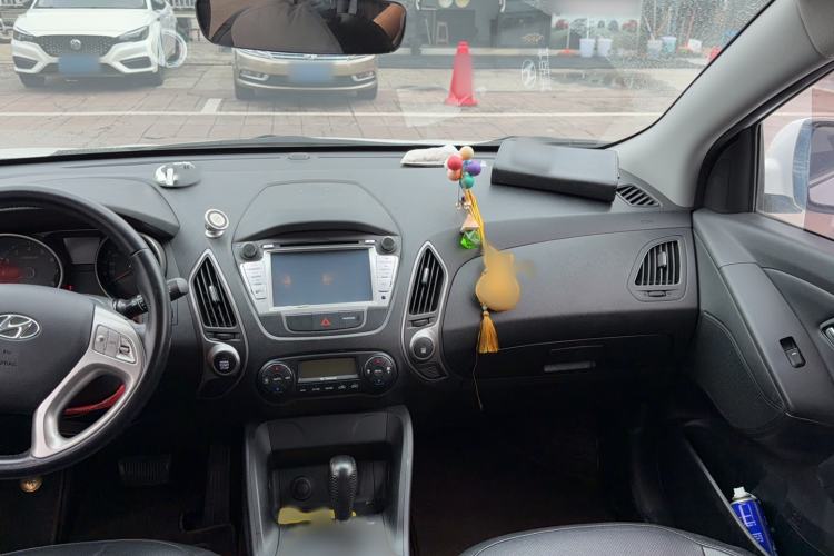 Used Hyundai ix35 2015 2.0L Automatic 2WD Smart Type China IV Interior 3
