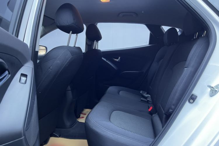 Used Hyundai ix35 2015 2.0L Manual Two-Wheel Drive Comfort Version China V Standard Interior 3