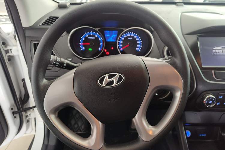 Used Hyundai ix35 2015 2.0L Manual Two-Wheel Drive Comfort Version China IV Standard Interior 3