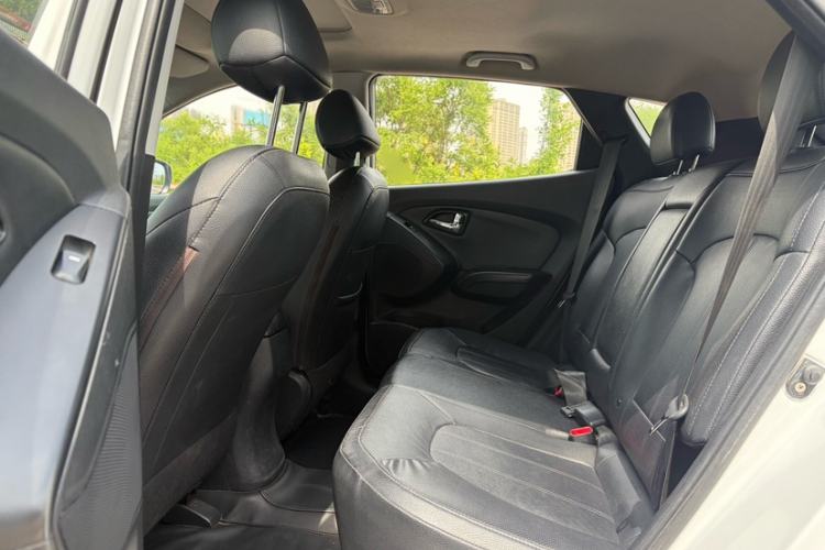 Used Hyundai ix35 2015 2.0L Automatic 2WD Smart Type China IV Interior 3