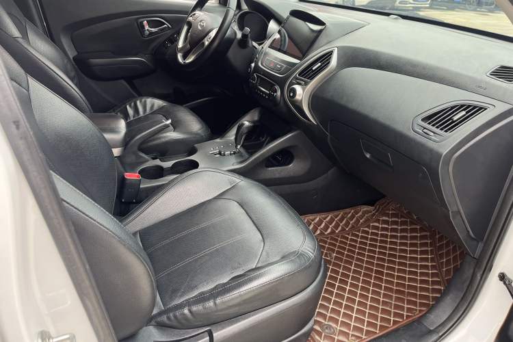 Used Hyundai ix35 2015 2.0L Automatic 2WD Smart Type China IV Interior 4