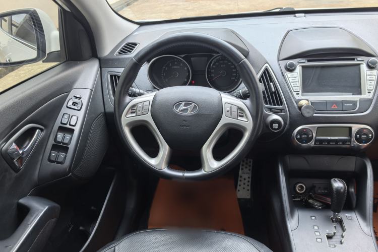 Used Hyundai ix35 2015 2.0L Automatic 2WD Smart Type China IV Interior 5