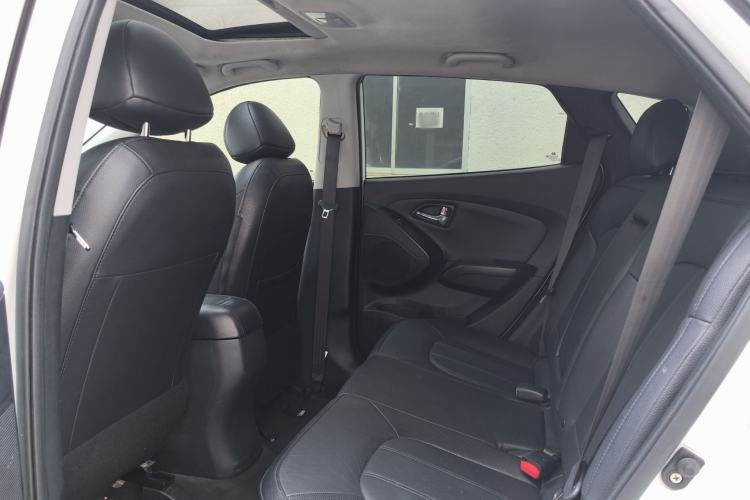 Used Hyundai ix35 2015 2.0L Automatic 2WD Smart Type China IV Interior 8