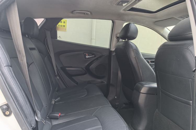 Used Hyundai ix35 2015 2.0L Automatic 2WD Smart Type China IV Interior 9