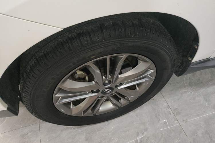 Used Hyundai ix35 2015 2.0L Automatic 2WD Smart Type China IV Left Front Wheel Hub