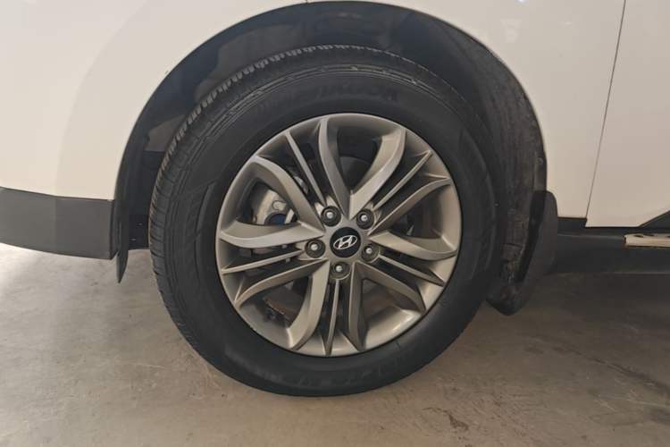 Used Hyundai ix35 2015 2.0L Automatic 2WD Smart Type China IV Left Front Wheel Hub
