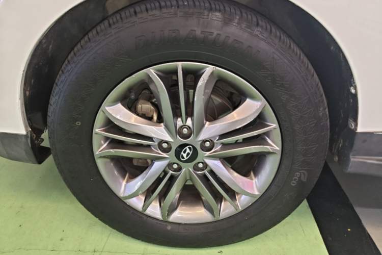 Used Hyundai ix35 2015 2.0L Automatic 2WD Smart Type China IV Left Front Wheel Hub
