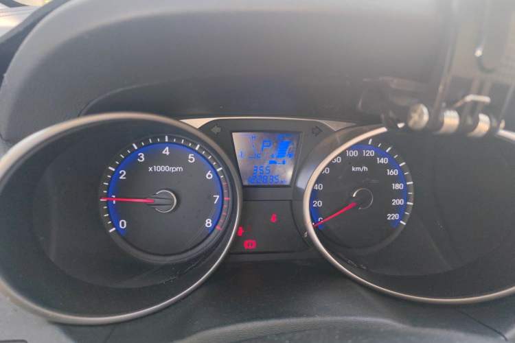 Used Hyundai ix35 2015 2.0L Automatic 2WD Smart Type China IV Odometer Close Up