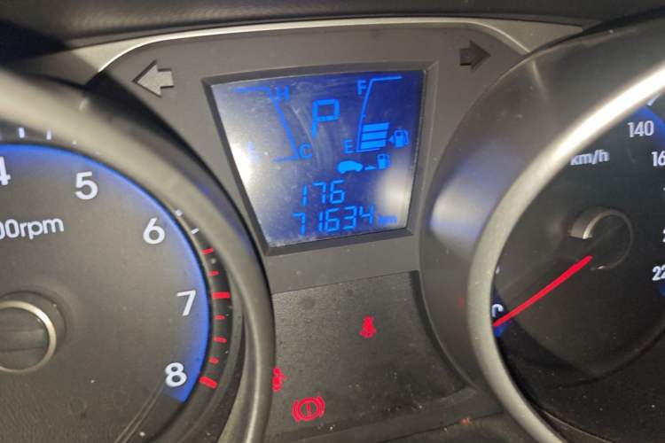 Used Hyundai ix35 2015 2.0L Automatic 2WD Smart Type China IV Odometer Close Up