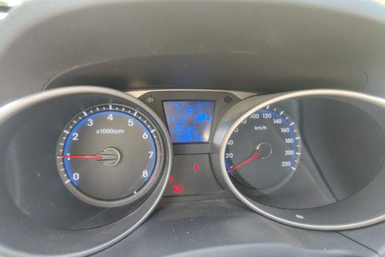 Used Hyundai ix35 2015 2.0L Automatic 2WD Smart Type China IV Odometer Close Up