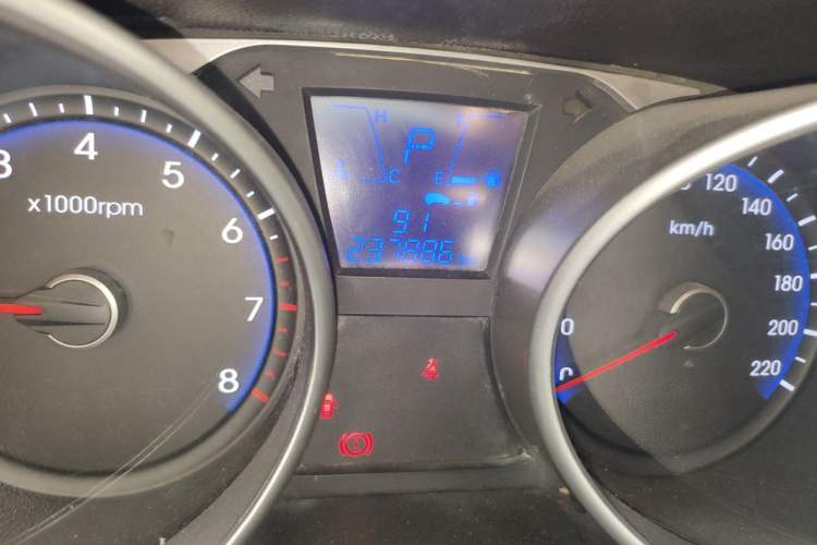 Used Hyundai ix35 2015 2.0L Automatic 2WD Smart Type China IV Odometer Close Up
