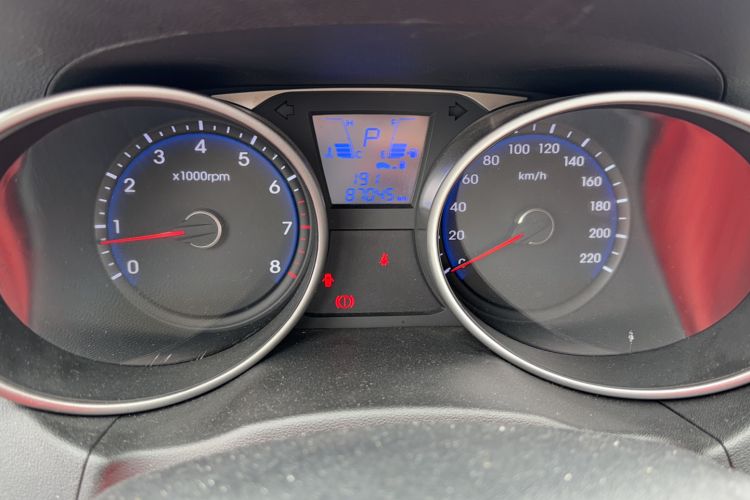 Used Hyundai ix35 2015 2.0L Automatic 2WD Smart Type China IV Odometer Close Up