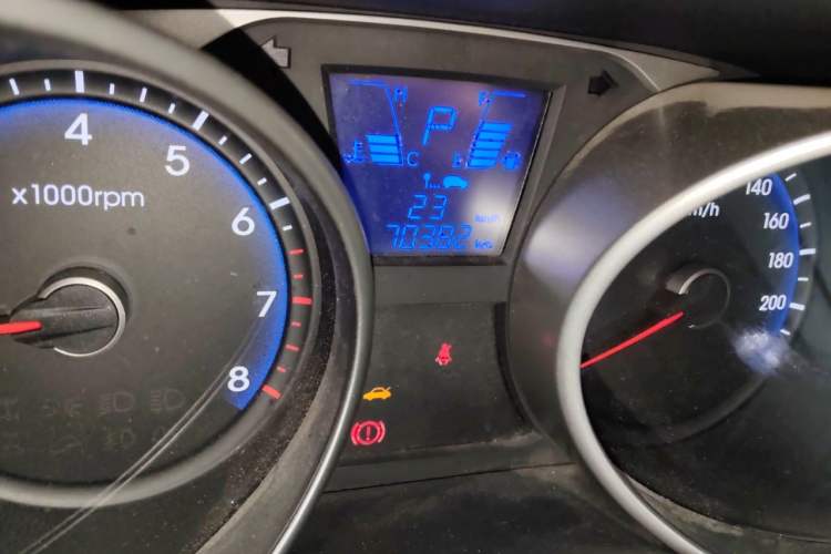 Used Hyundai ix35 2015 2.0L Automatic 2WD Smart Type China IV Odometer Close Up
