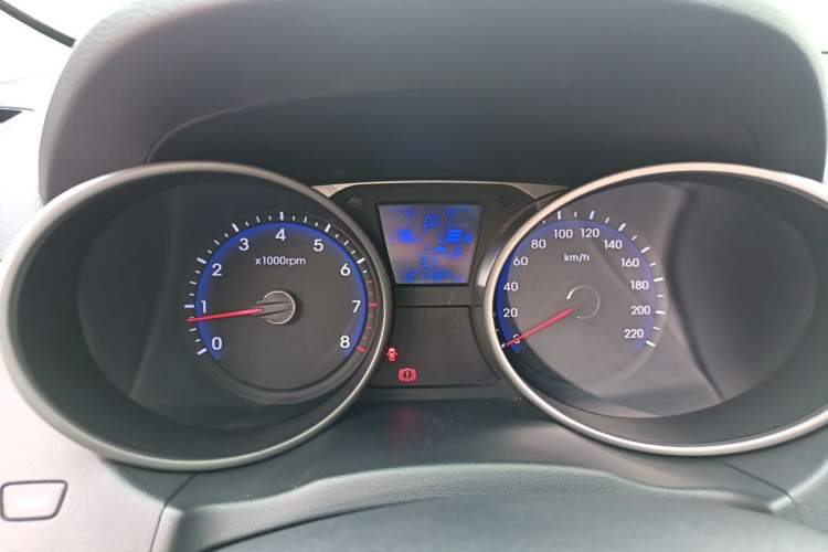 Used Hyundai ix35 2015 2.0L Automatic 2WD Smart Type China IV Odometer Close Up