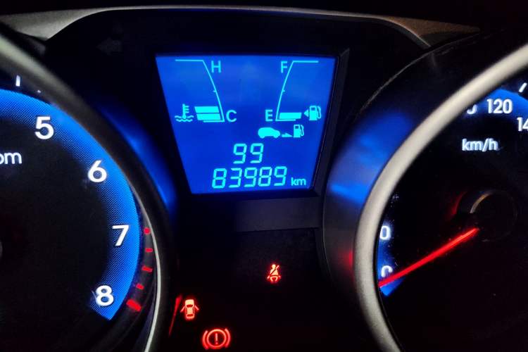 Used Hyundai ix35 2015 2.0L Manual Two-Wheel Drive Comfort Version China IV Standard Odometer Close Up