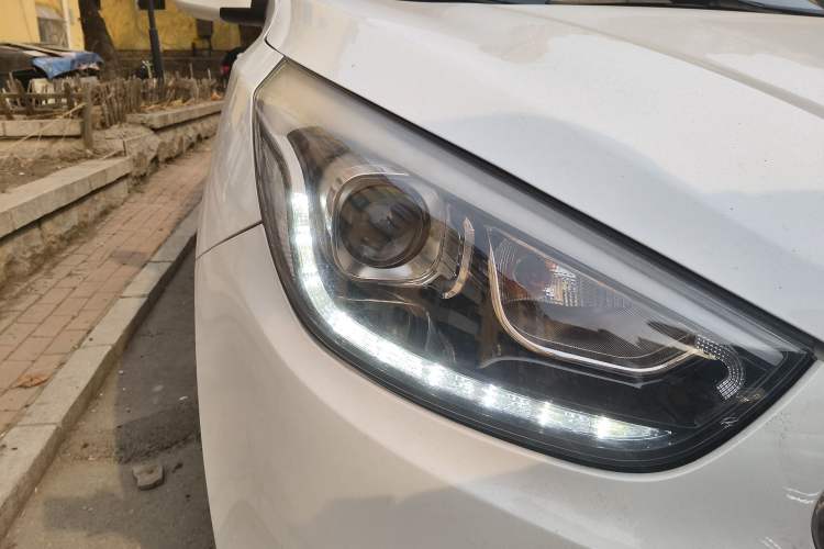 Used Hyundai ix35 2015 2.0L Automatic 2WD Smart Type China IV Right Front Headlight