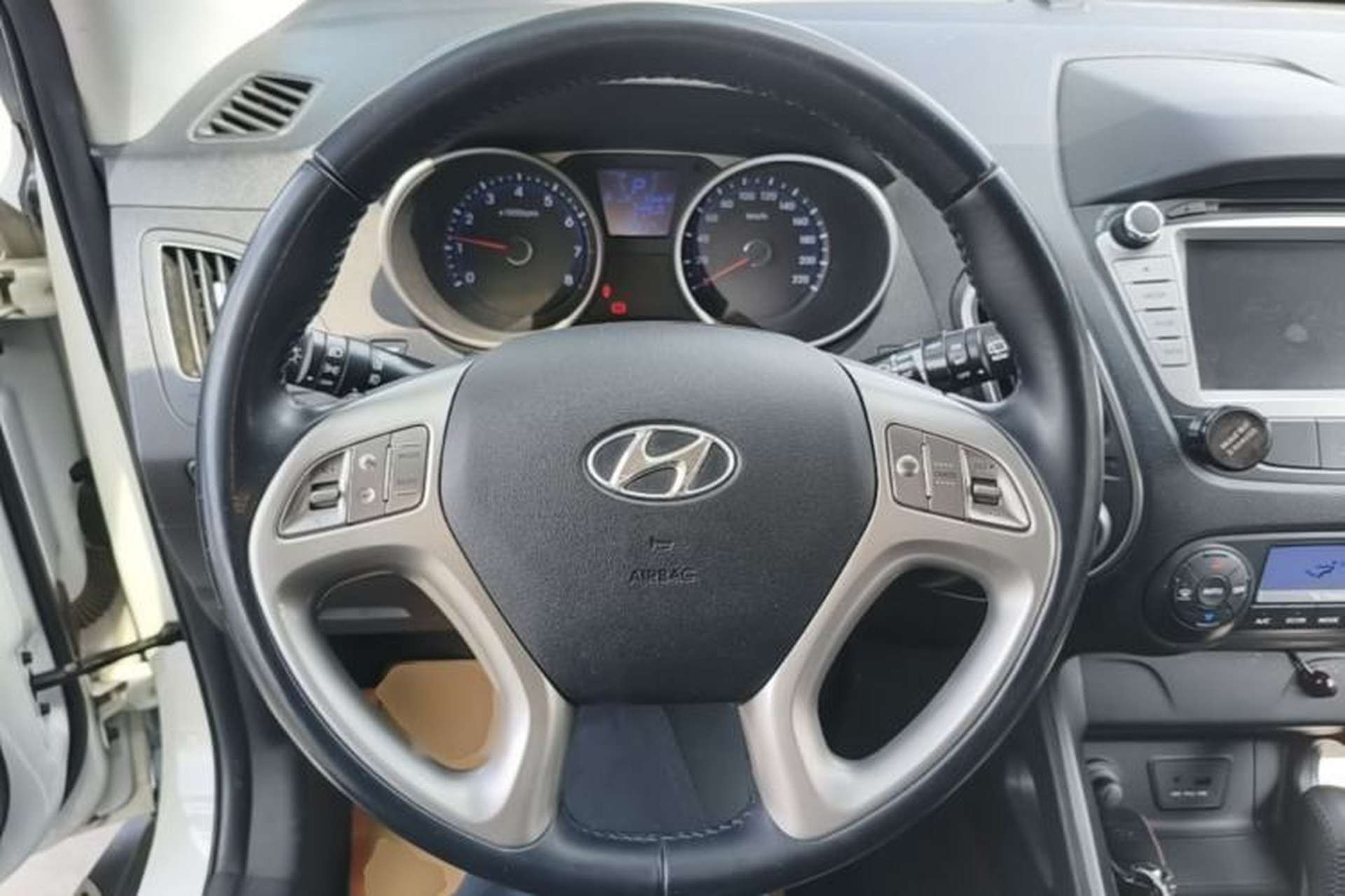 Used Hyundai ix35 2015 2.0L Automatic 2WD Smart Version China V Standard Steering Wheel