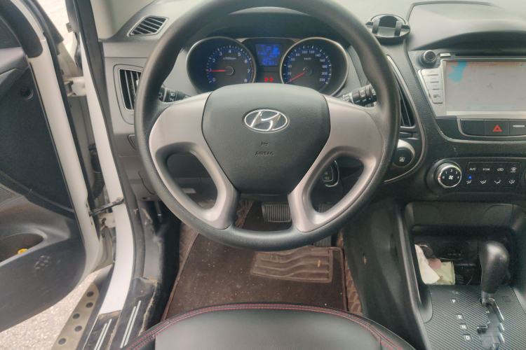 Used Hyundai ix35 2015 2.0L Automatic 2WD Comfort Edition China IV Standard Steering Wheel