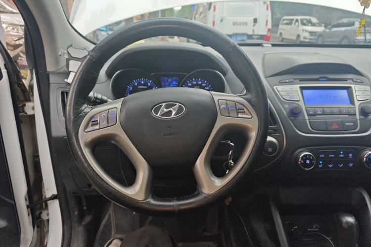 Used Hyundai ix35 2015 2.0L Automatic 2WD Comfort Edition China IV Standard Steering Wheel