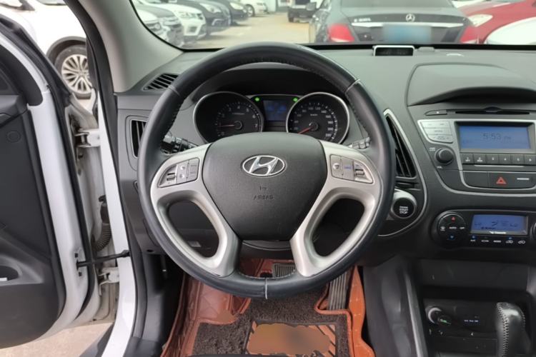 Used Hyundai ix35 2015 2.0L Automatic 2WD Smart Version China V Standard Steering Wheel