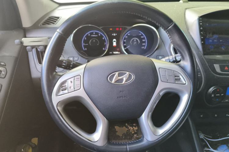 Used Hyundai ix35 2015 2.0L Automatic Two-Wheel Drive Leading Trim China V Standard Steering Wheel