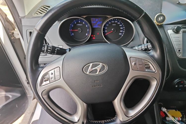 Used Hyundai ix35 2015 2.0L Automatic 2WD Smart Version China V Standard Steering Wheel