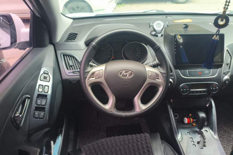 Used Hyundai ix35 2015 2.0L Automatic 2WD Smart Version China V Standard Steering Wheel