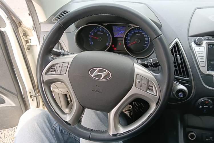 Used Hyundai ix35 2015 2.0L Automatic 2WD Smart Type China IV Steering Wheel