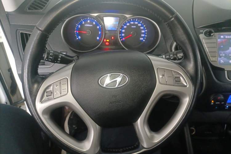 Used Hyundai ix35 2015 2.0L Automatic 2WD Smart Type China IV Steering Wheel