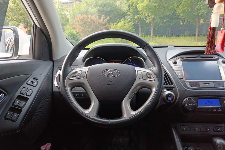 Used Hyundai ix35 2015 2.0L Automatic Two-Wheel Drive Leading Trim China IV Standard Steering Wheel