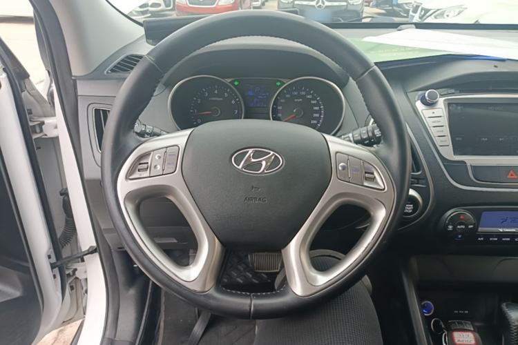 Used Hyundai ix35 2015 2.0L Automatic 2WD Smart Version China V Standard Steering Wheel