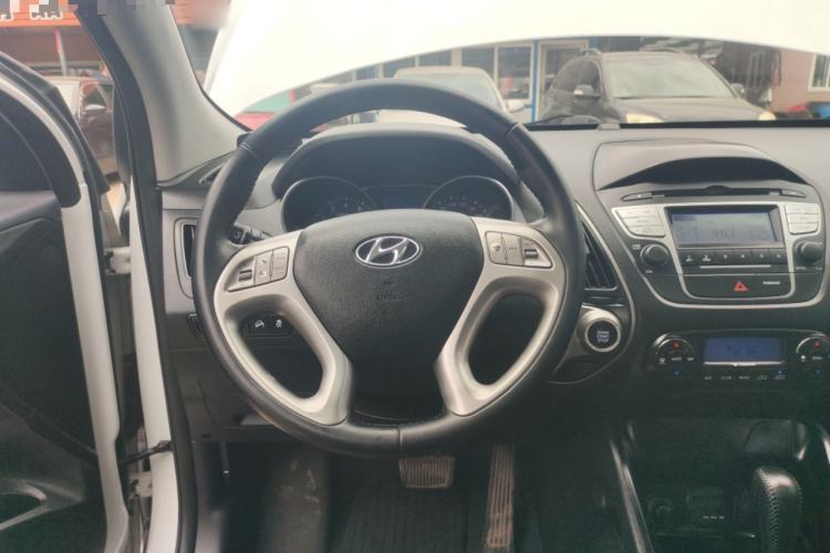 Used Hyundai ix35 2015 2.0L Automatic 2WD Smart Version China V Standard Steering Wheel