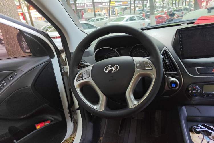 Used Hyundai ix35 2015 2.0L Automatic 2WD Smart Version China V Standard Steering Wheel