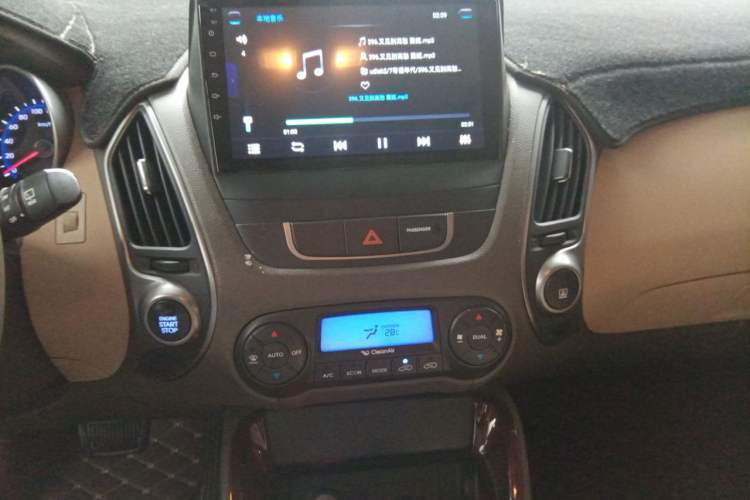 Used Hyundai ix35 2015 2.0L Automatic 2WD Smart Version China V Standard Audio And AC Panel