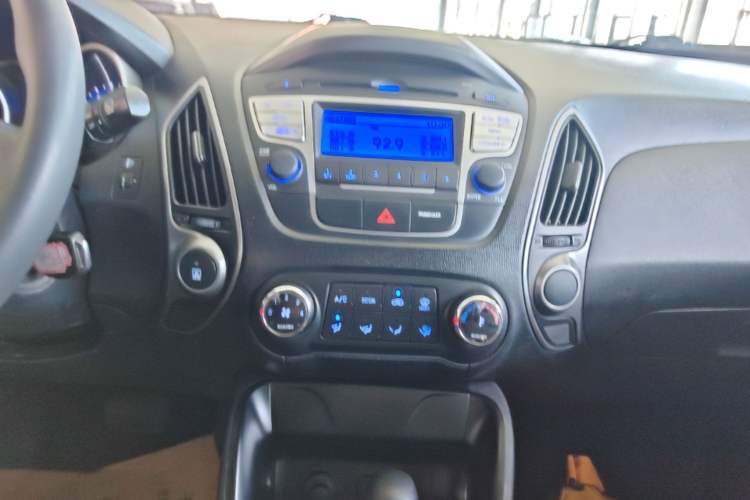 Used Hyundai ix35 2015 2.0L Automatic 2WD Comfort Edition China V Standard Audio And AC Panel