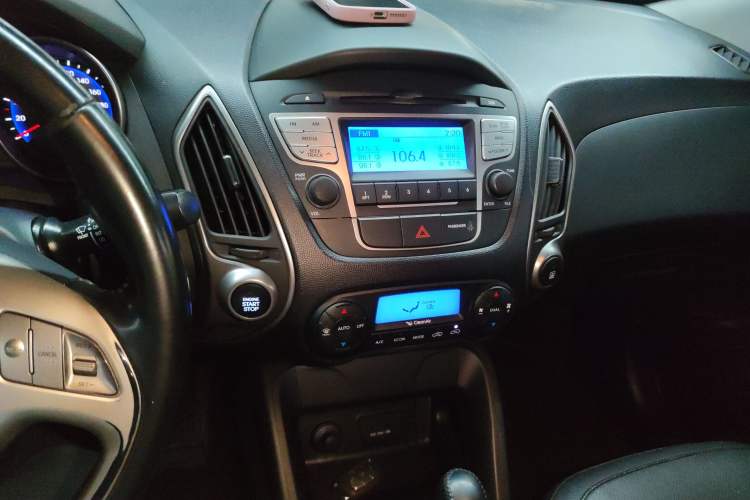 Used Hyundai ix35 2015 2.0L Automatic 2WD Smart Version China V Standard Audio And AC Panel